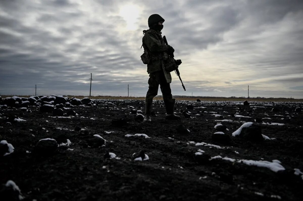    Военнослужащий реактивной артиллерийской батареи подразделения 44-го армейского корпуса группировки войск «Север» в Белгородской области.