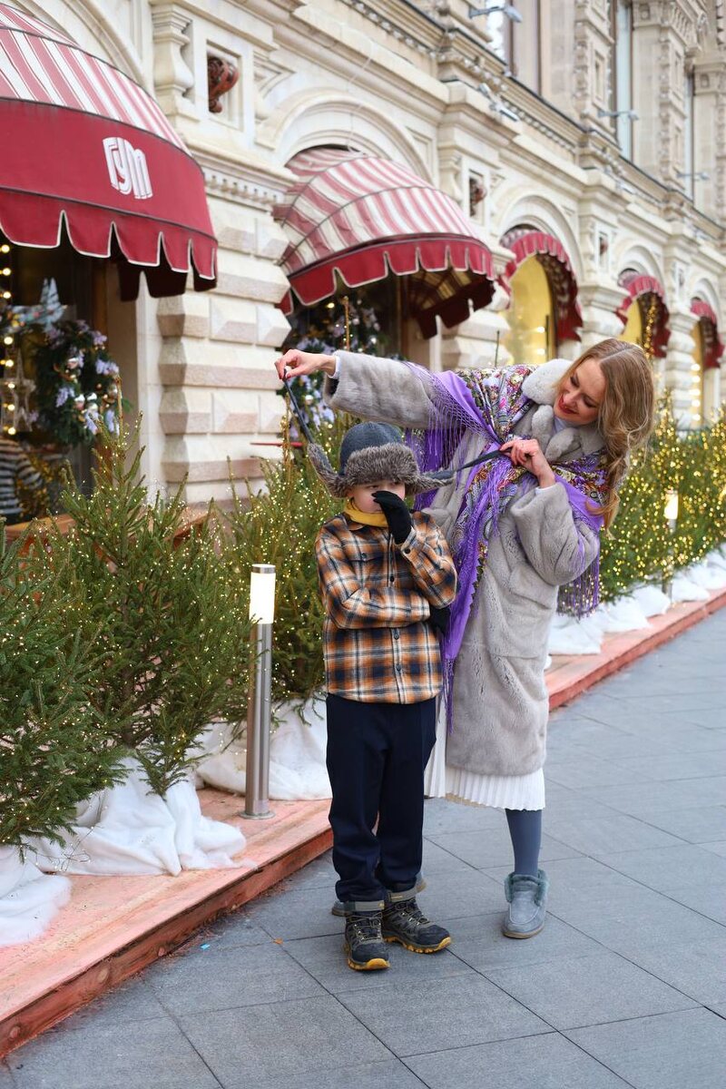 На фото: ведущая прогноза погоды на канале ТВЦ Алена Дублюк с сыном