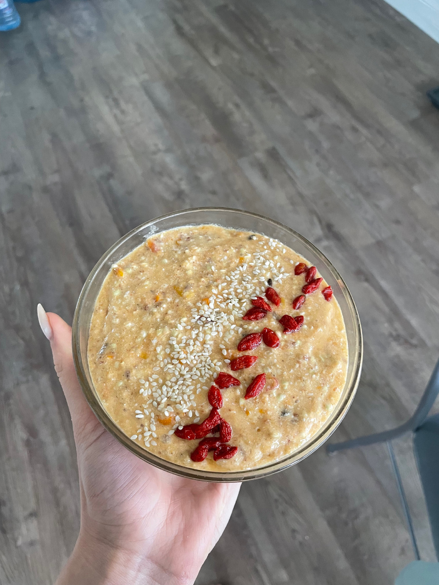 Пример смузи из замоченной зеленой гречки (гречка + ягоды + сладкий фрукт + кокосовое молоко) 