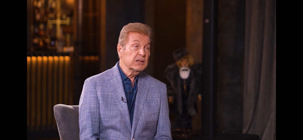 Лев Валерианович Лещенко 2024 год. На сьемках в Имерлин - это Анна