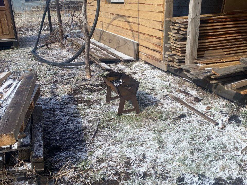    Из-за ветренной погоды горящая жидкость перекинулась на одежду пострадавшего