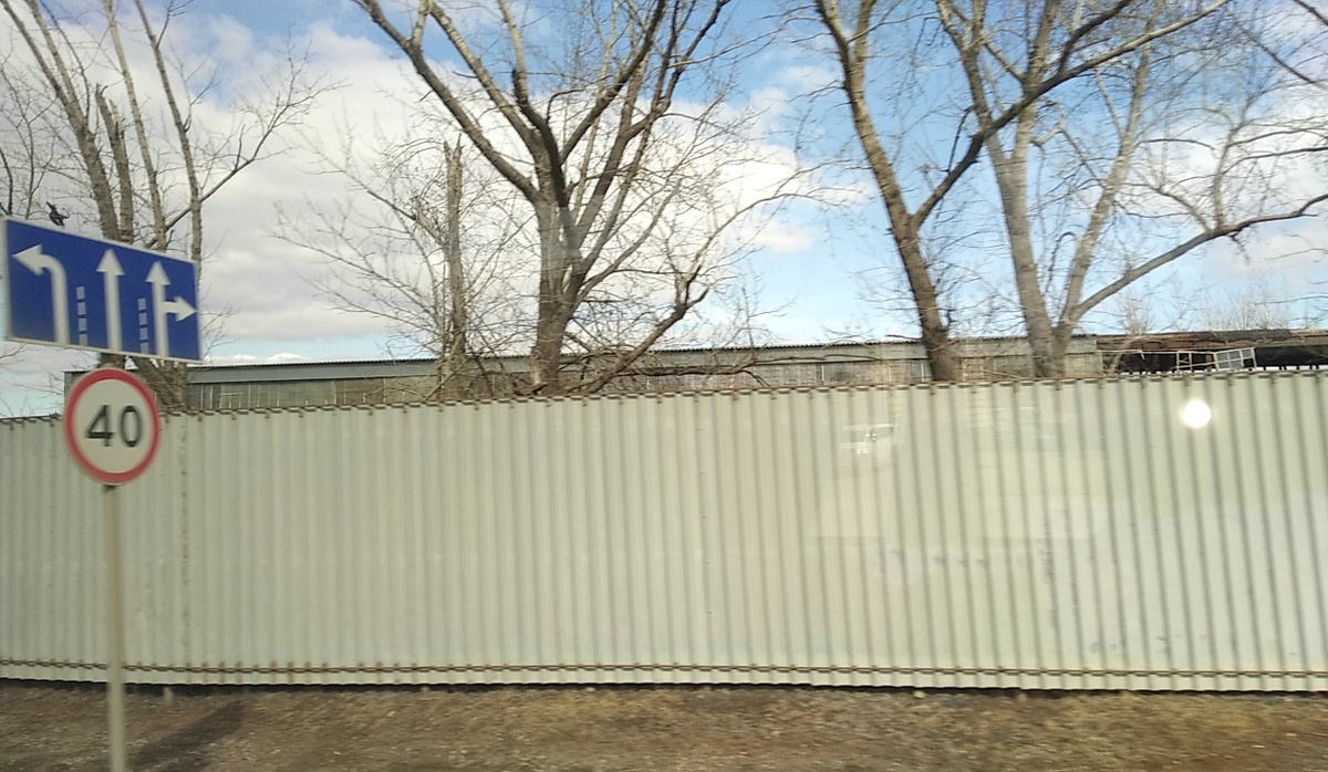 Полузаброшенные строения сереброплавильного завода, вид с ул. Красноармейская. Сереброплавильный завод проработал до 1880-ых годов, до Великой Отечественной войны здесь располагался лесопильный завод, в годы Великой Отечественной войны - эвакуированная из Гомеля спичечная фабрика. 