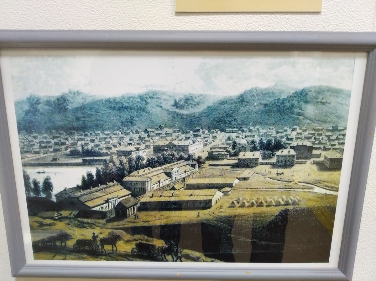 Изображение Барнаула середины XIX века в музее истории города. На картине изображен заводской пруд на р. Барнаулка (сейчас здесь проходит ул. Красноармейская, одна из главных магистралей города), здание сереброплавильного завода и деревянная застройка города.