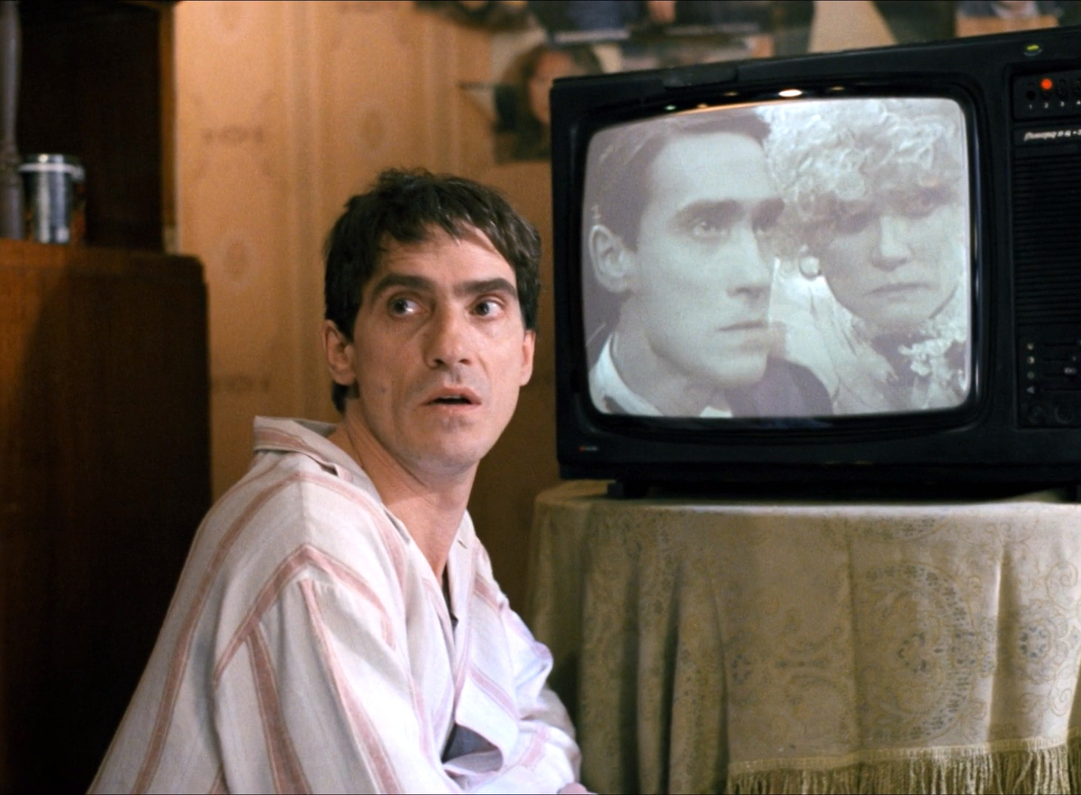 Кадр из кинофильма "Ширли-мырли", 1995 г., режиссер Владимир Меньшов, сценаристы Владимир Меньшов, Виталий Москаленко, Андрей Самсонов, композитор Тимур Коган (скриншот)