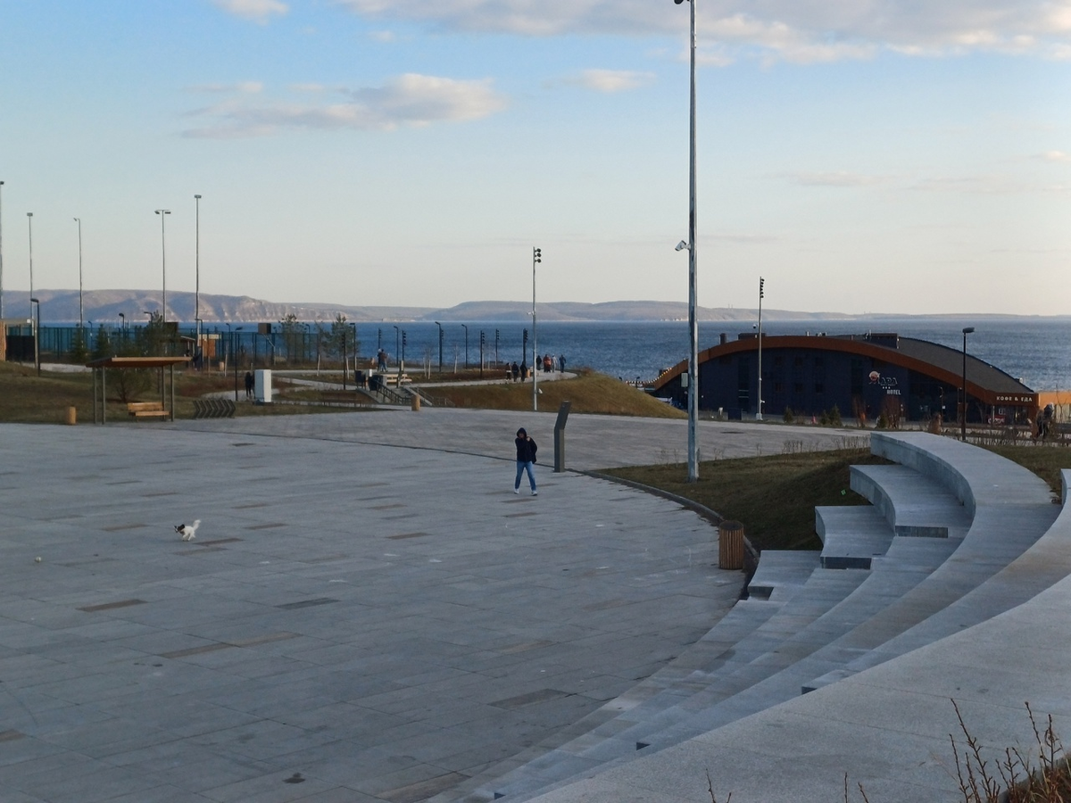 на набережной