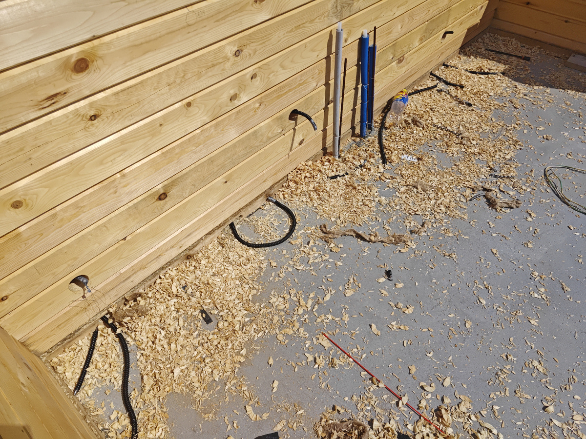 Выходы кабеля в металлорукаве из просверенных каналов