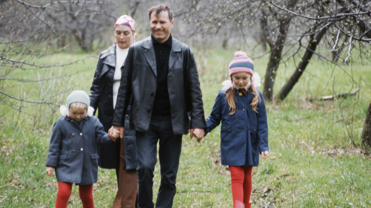 Василий Шукшин с женой Лидией Федосеевой и дочками Олей (справа) и Машей / Фото: ТАСС