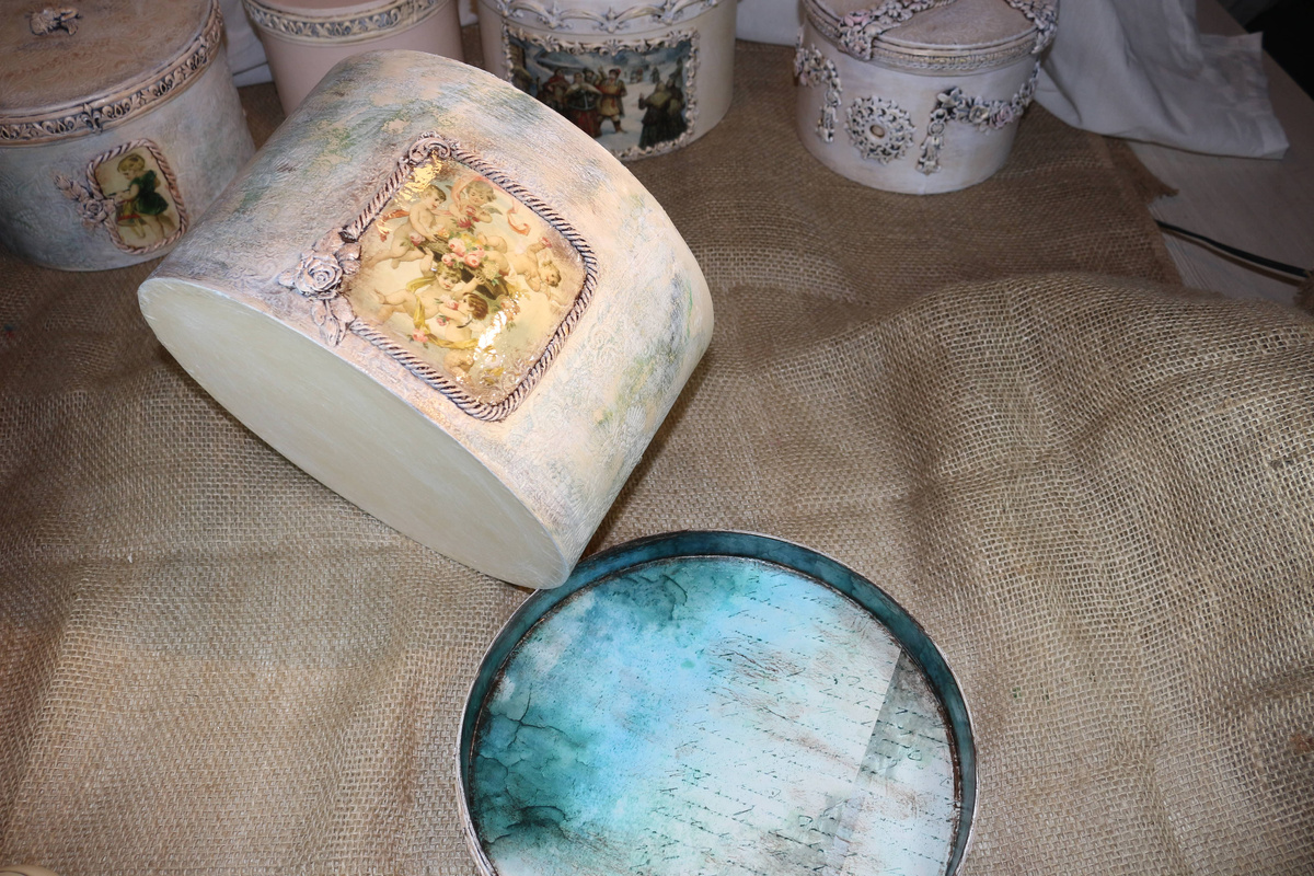 Подарочная коробка 26х16см. Внутри бархат.