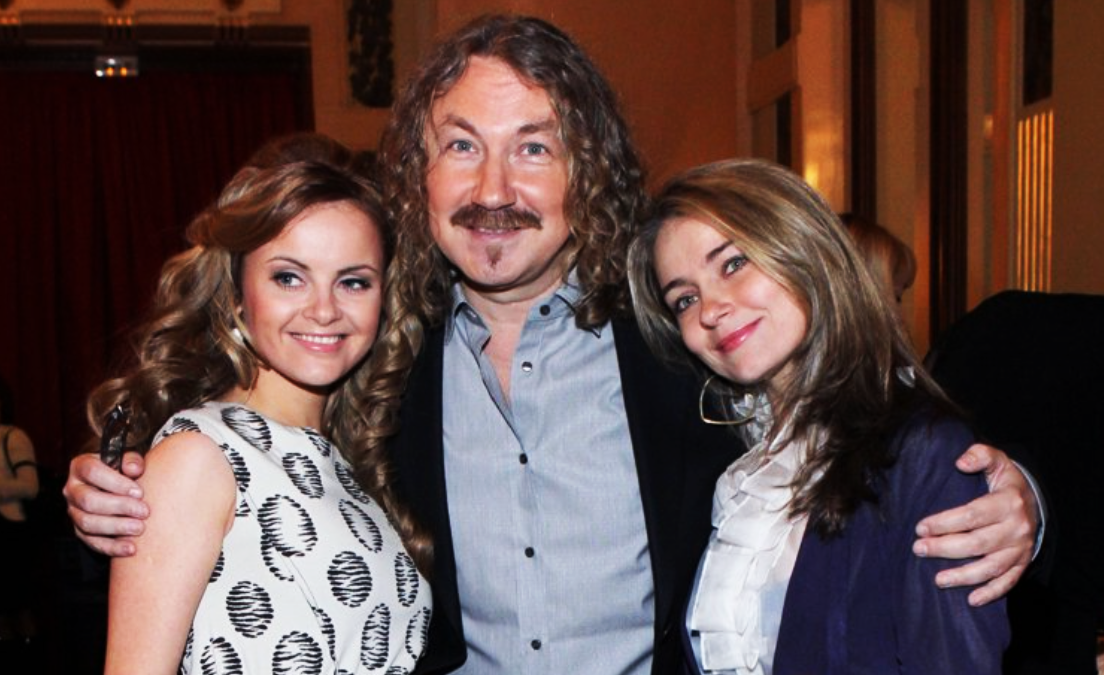 на фото Игорь Николаев с женой (слева) и старшей дочерью (справа)