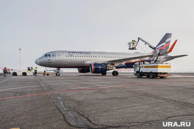 Мойщик самолета может заработать до 200 тысяч рублей. Фото: Руслан Яроцкий © URA.RU