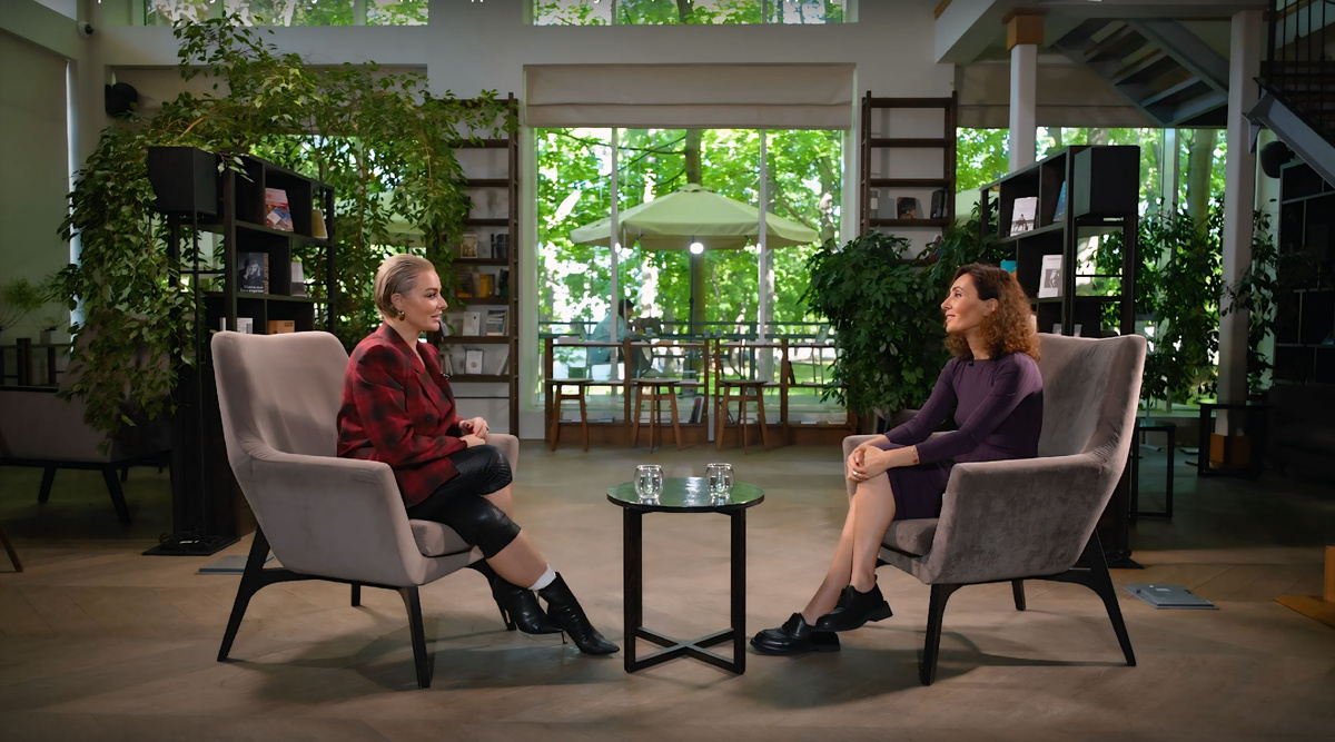 Алина Герман и Анна Имерлишвили в Павильоне Книги на ВДНХ. Сьемки программы Имерлин-это Анна. 2024г.