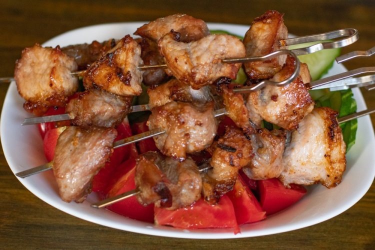 2. Шашлык из свинины в аэрогриле------Тебе понадобится: 500 г свинины, 2 луковицы, 1/4 стаканна винного уксуса, соль,
специи.
"Приготовление: Нарежь свинину крупными кусками, а луук - полукольцами. Смешай
все с винным уксусом, солью и специями. Отправь заготовкув холодильник на
несколько часов или на всю ночь. Запекай шашлык на рецшетке аэрогриля 30 минут
при 235 градусах, но переверни через 15 минут.