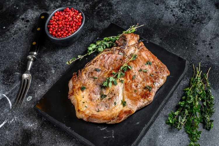 1. Стейки из свинины в аэрогриле------Тебе понадобится: 2 стейка свинины, 1 зубчик чеснока, 0,5 ч.л. соли, молотый черный
перец, паприка.
Приготовление: Замаринуй стейки из свинины в специях иі измельченном чесноке
минимум на 1 час. Для этого отправь их в холодильник. После чего выложи стейки на
решетку аэрогриля и запекай 20 минут при 200 градусах, нопереверни через 10
минут.