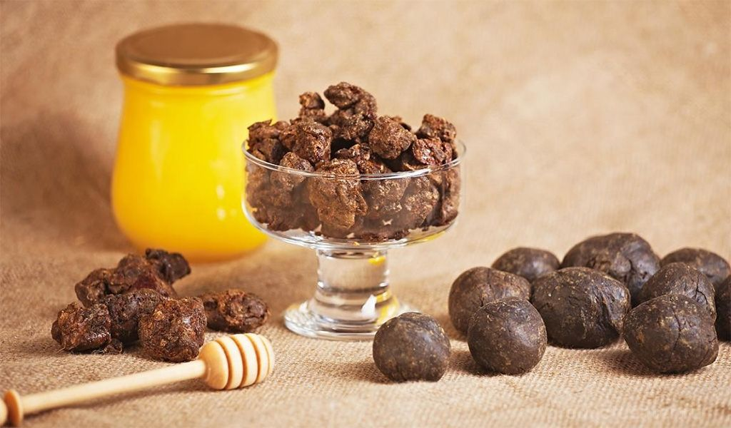 Нет не козьи какашки, а пчелиный клей, и пахнет он приятно!