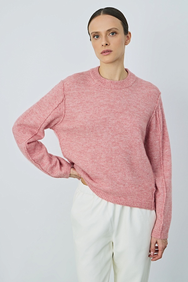 Для усиления романтического настроения выбирайте розовые вещи с воздушными деталями, например, пышными рукавами.