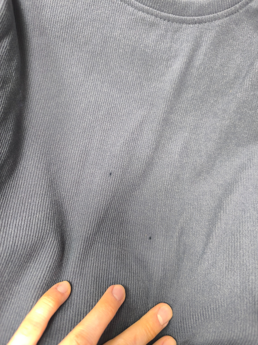 2 точки это следы маркера на кофте от костюма, который пришел мне в прошлую смену. 