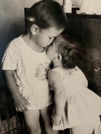 два маленьких гуттаперчевых гумерчонка…