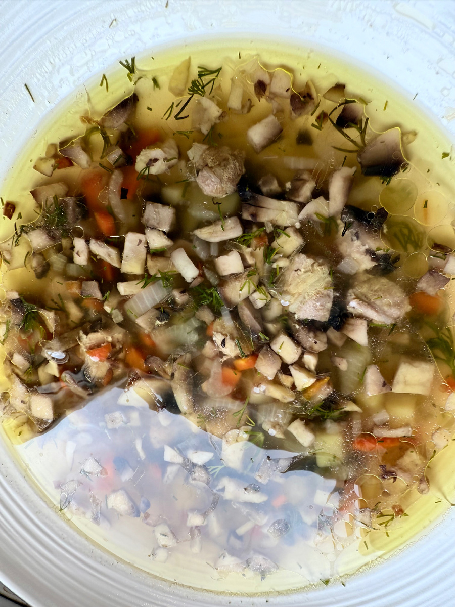 

Ингредиенты:

свинина — 200 г; 1
картофель — 3–4 шт.; 
шампиньоны — 300 г; 
лук репчатый — 1 шт.; 
морковь — 0,5 шт.; 
соль, специи, приправа для супа — по вкусу; 
лавровый лист — 1 шт.; 1
чеснок — 1 зуб.; 1
масло растительное — 3 ст. л.; 1
вода — 2 л. 1
Приправа Ролтон 0,5 чайной ложки 