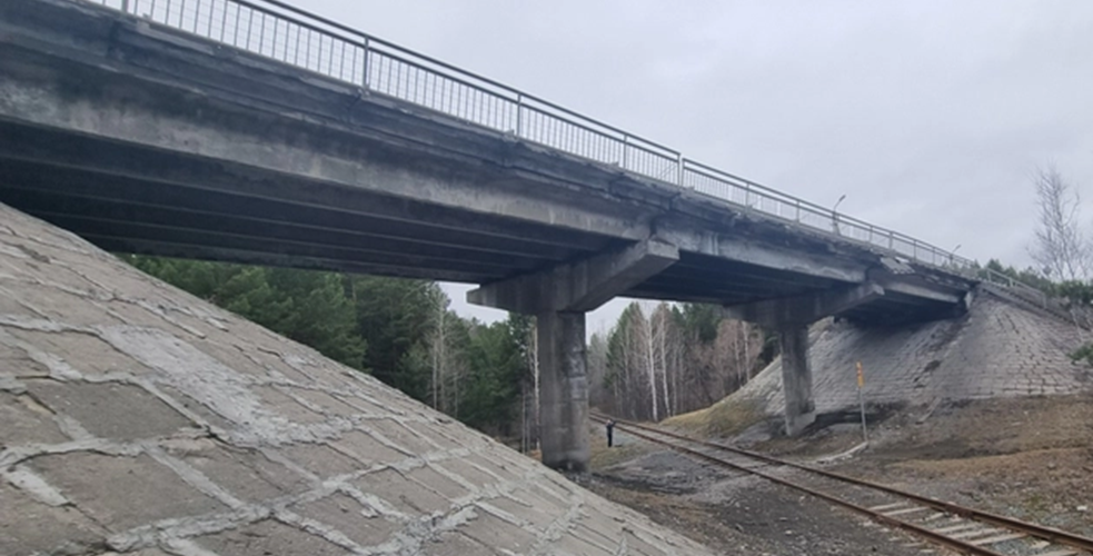 Очевидцы выражают обеспокоенность из-за аварийного состояния моста на 97 километре трассы "Тюмень-Омск". 