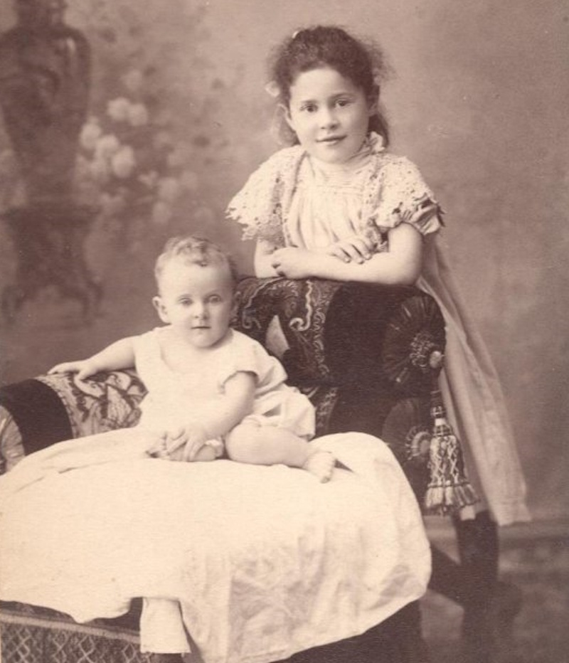 Лили (Брик) и Эльза (Триоле-Арагон) Каган в детстве, 1897 год