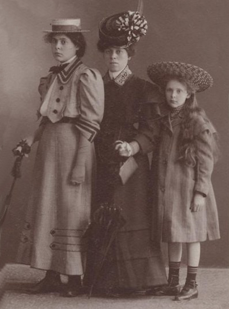 Сестры Лили (Брик) и Эльза (Триоле-Арагон) с матерью, 1906 год