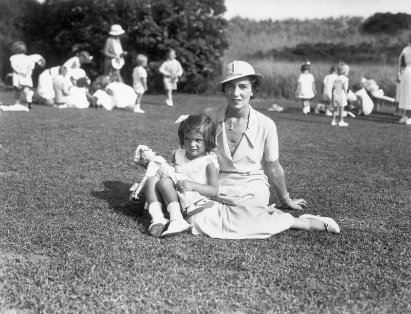 Jackie aos quatro anos com sua mãe Janet, agosto de 1933 