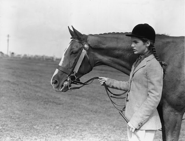 O jovem Jackie em traje de montaria no East Hampton Horse Show, Long Island, Nova York, 23 de agosto de 1941
