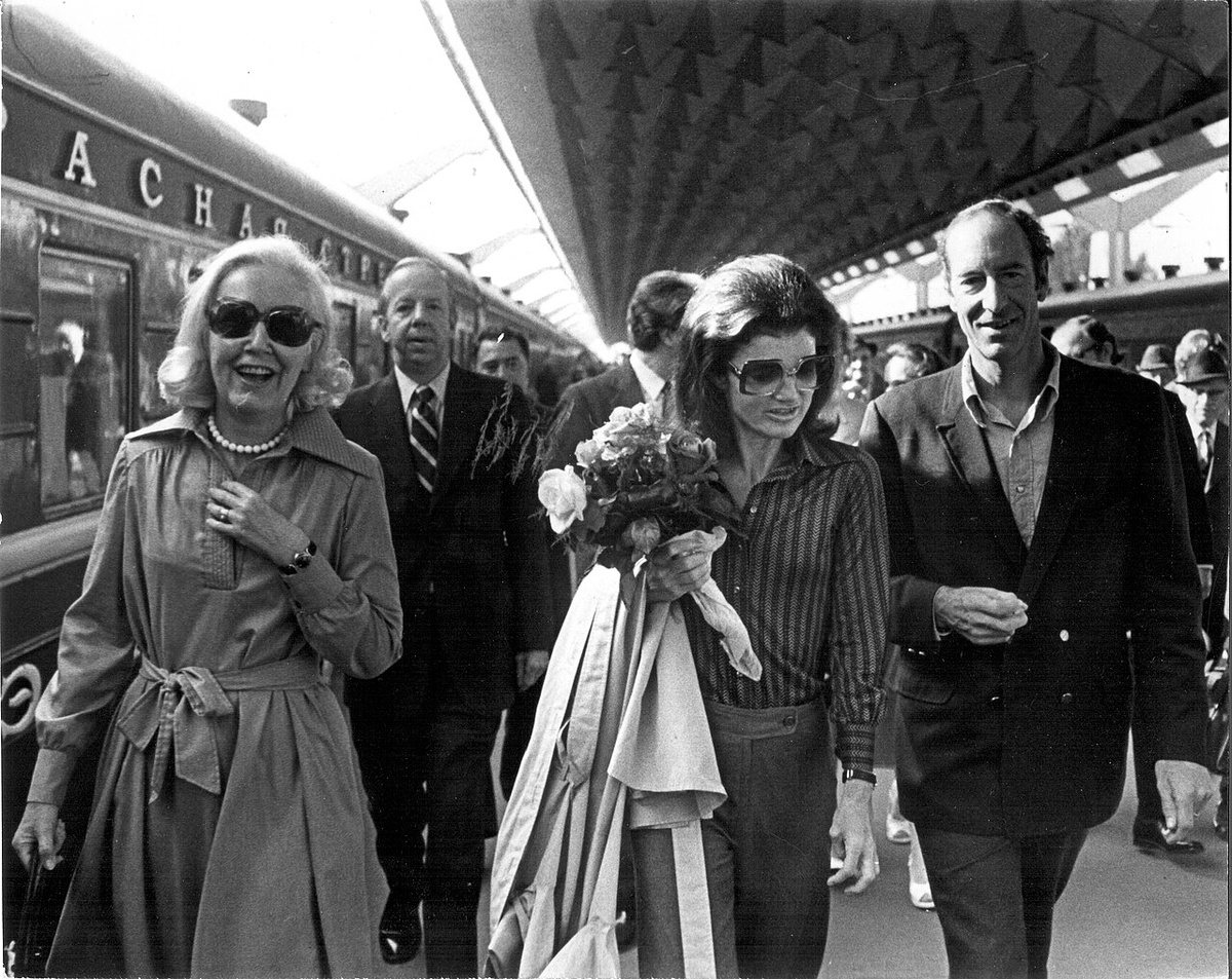 Da esquerda para a direita: Virginia Neubert, Joe Neubert (atrás), Jacqueline Kennedy Onassis e Thomas Hoving na estação ferroviária de Moscou, chegando no trem Red Arrow vindo de Moscou.