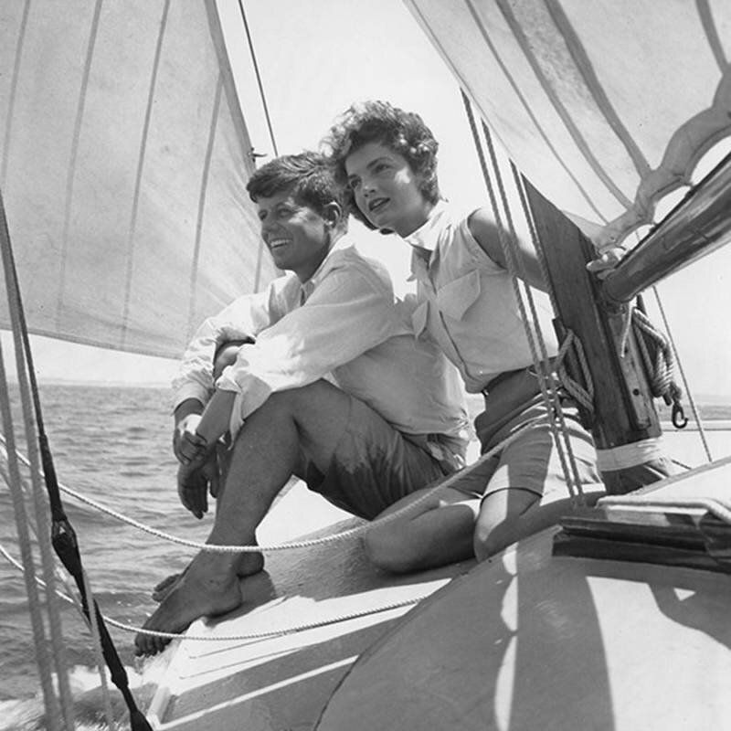 Relaxando em um barco em Hyannis Port, Massachusetts, 1953.
