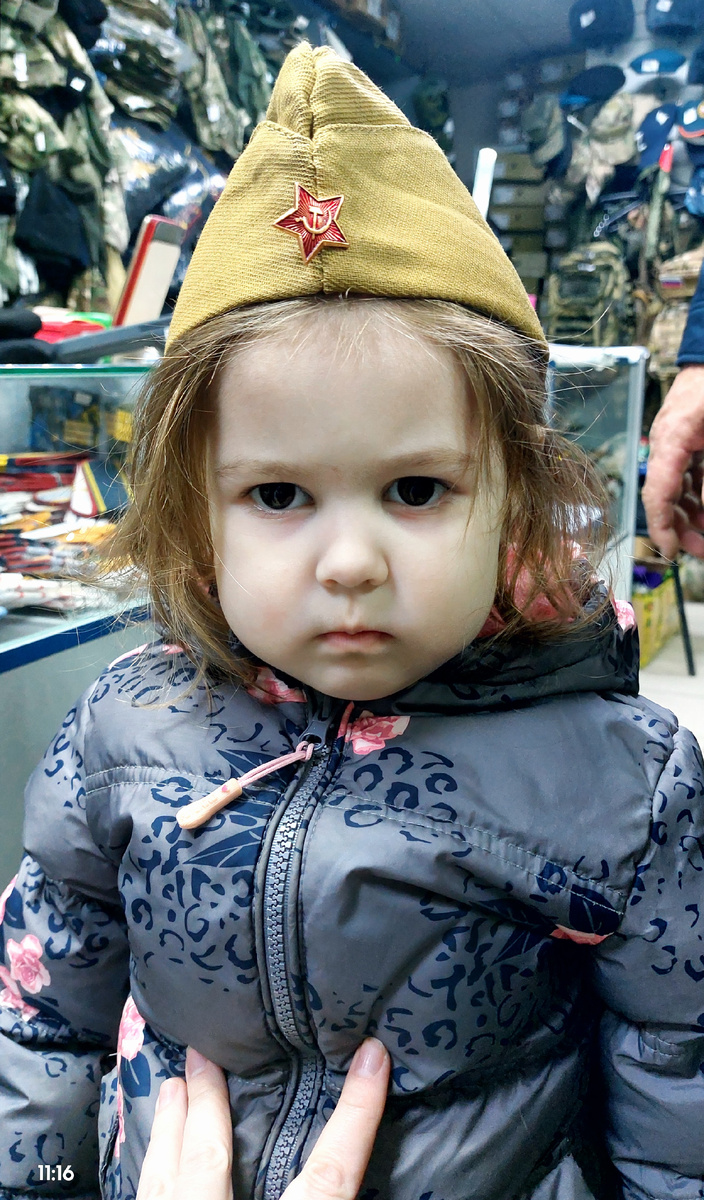 Вот такое недовольное у меня было лицо, когда я узнала, что мы пришли не в своё время. Потому что на ресепшен мне дали не верную информацию. А почему Тоня в пилотке, читайте ниже