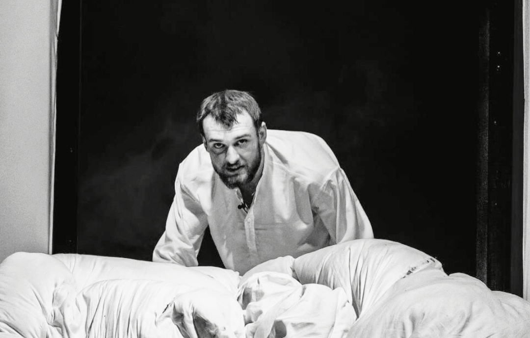 Фото как я играл медведя, к сожалению, нет, но почти - это на другой репетиции