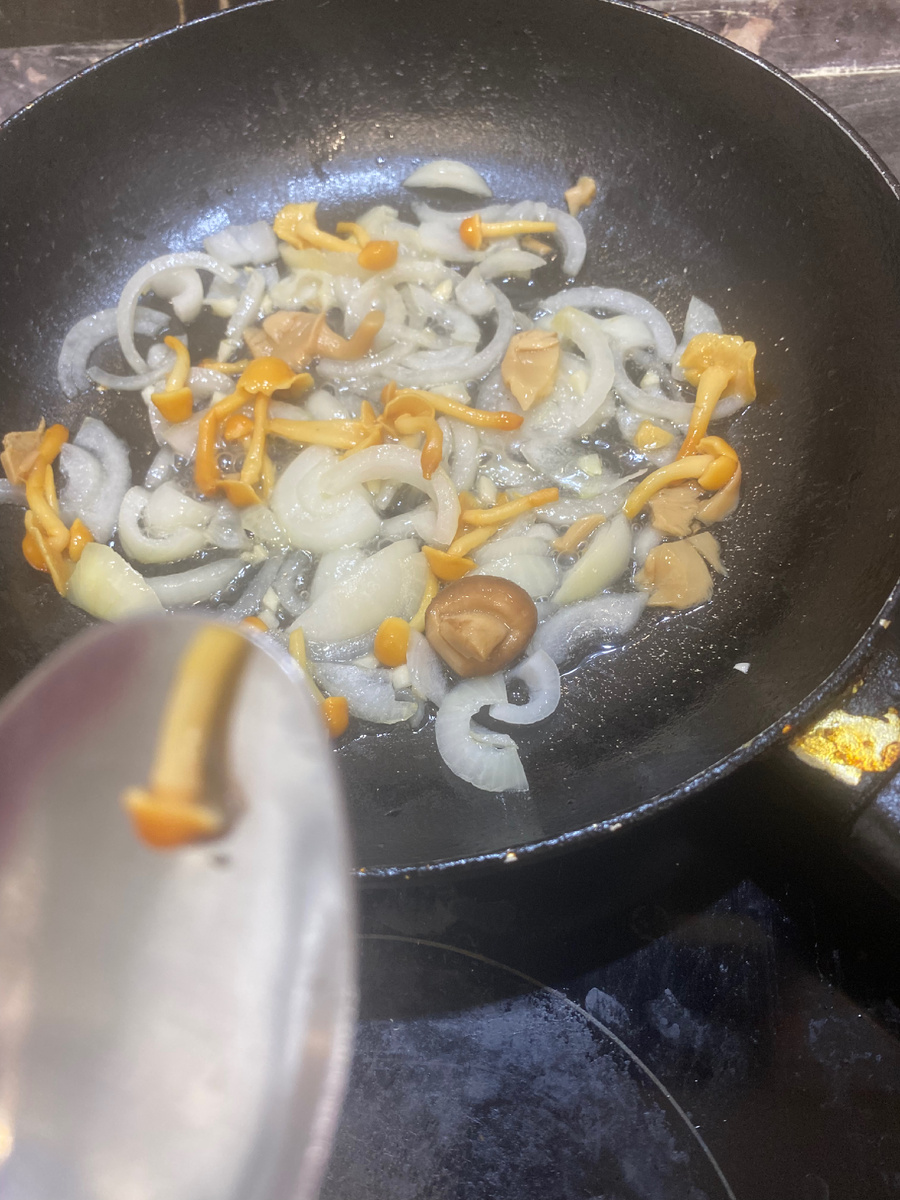 смотрите, какой маленький гриб 🙈