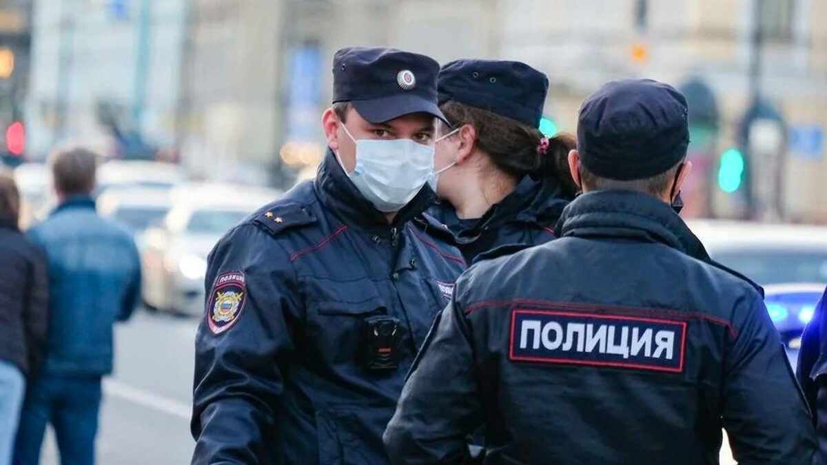 Источник https://uznayvse.ru/images/content/2024/10/25/in-the-center-of-st-petersburg-the-police-beat-up-the-owner-of-the-store_63.jpg