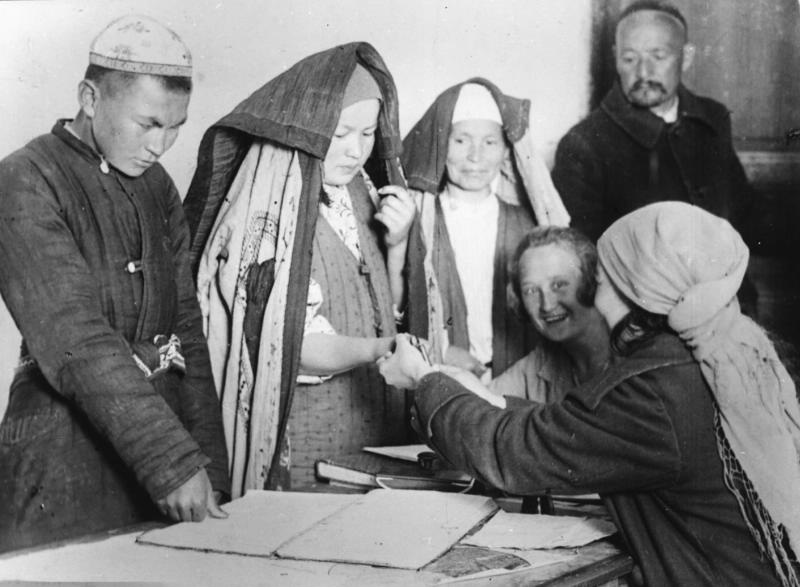 В ЗАГСе в Туркестанской АССР (не позднее 1924 года)