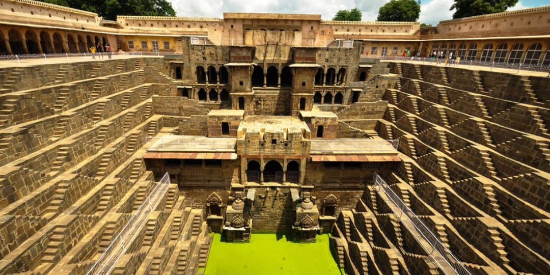 Колодец Чанд Баори: почему его ступени ведут в подземный мир?