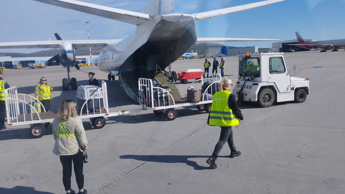 Грузимся в Ан-26. На нем лететь 5,5 часов.