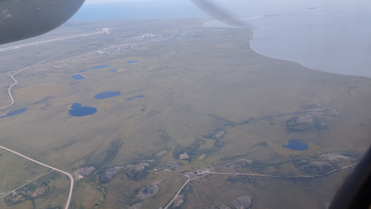 Слева вверху видно полосу аэропорта Анадыря