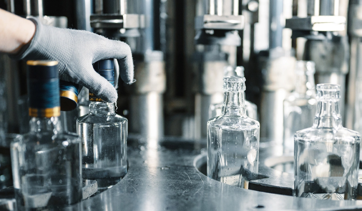     Производство водки. Источник: Shutterstock / FOTODOM Автор фото: Nordroden