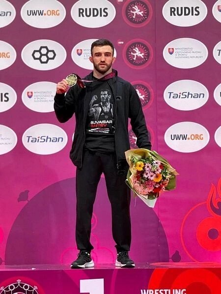    Югорчане завоевали три медали на чемпионате Европы по борьбе в Словакии