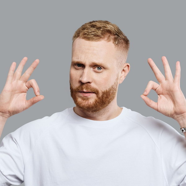     Евгений Чебатков стал хоккейным комментатором в «Чемпионах»