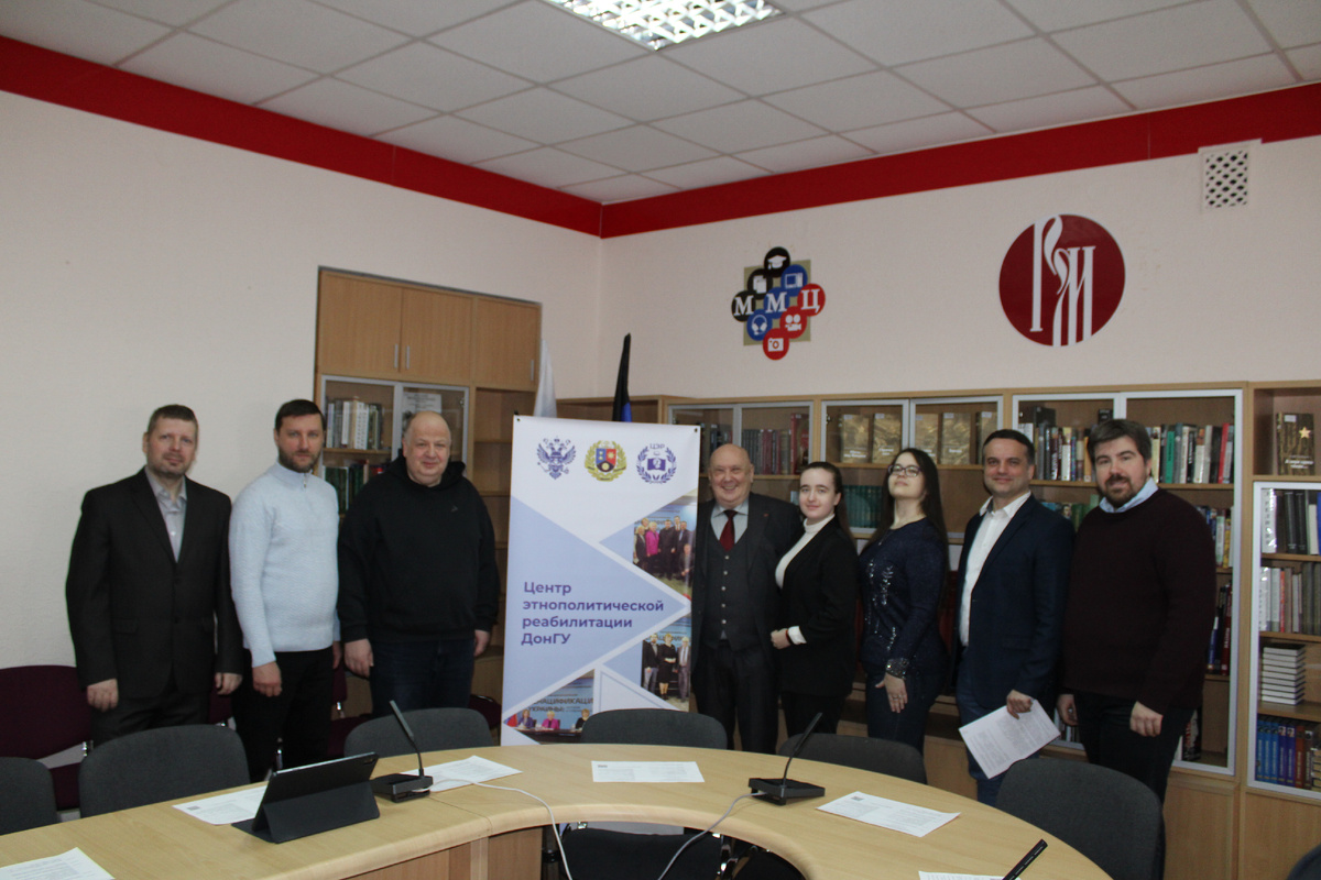 Участники круглого стола. посвященного двухлетию Центра этнополитической реабилитации