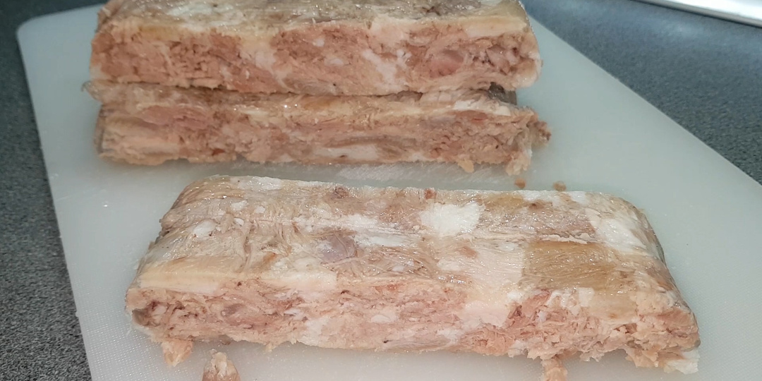 Всего из 1 рульки, сытно, вкусно и недорого. Вкуснее магазинной колбасы - рецепт.
