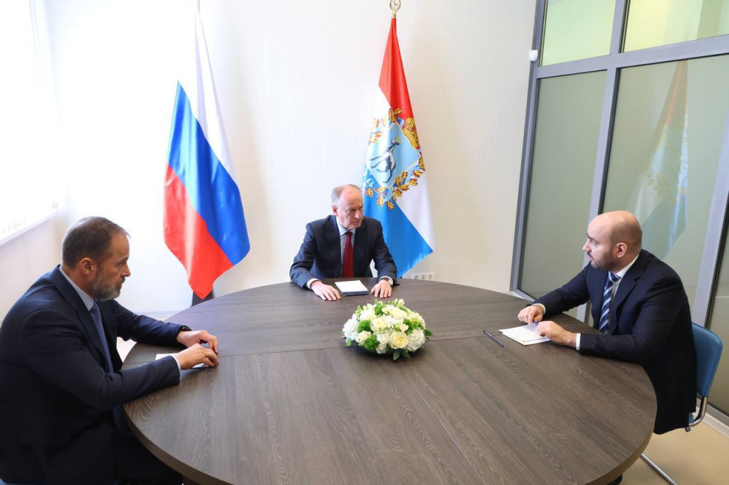 На встрече губернатора Самарской области Вячеслава Федорищева с помощником президента России, главой Морской коллегии РФ Николаем Патрушевым и полномочным представителем президента России в ПФО Игорем Комаровым / Фото: Пресс-служба правительства Самарской области  📷
