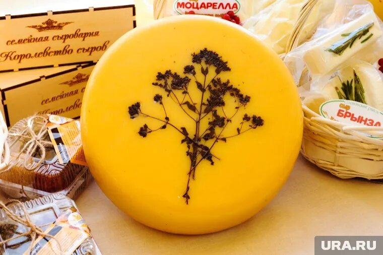 Сыр уничтожили под контролем специалистов трех ведомств. Фото: Вадим Ахметов © URA.RU