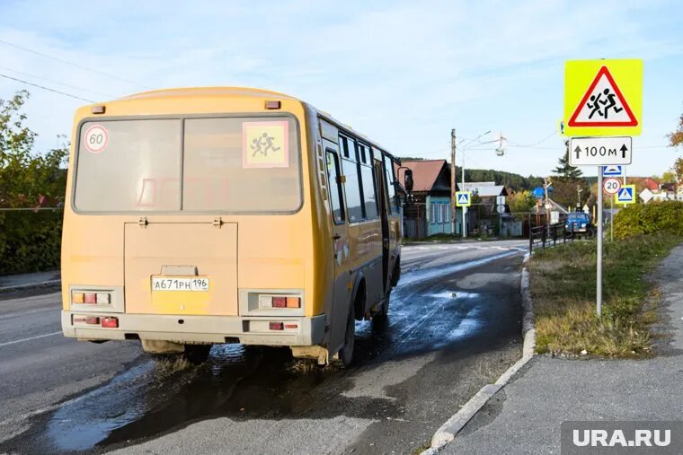 Дети садятся в автобус возле скоростной трассы. Фото: Владимир Жабриков © URA.RU