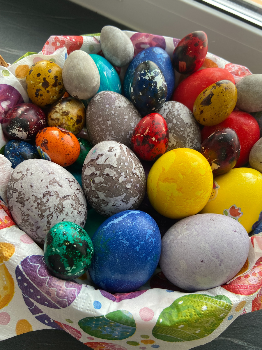 На фото окрашивание чаем Каркаде «яйца дракона» и окрашивание пищевыми красителями. 