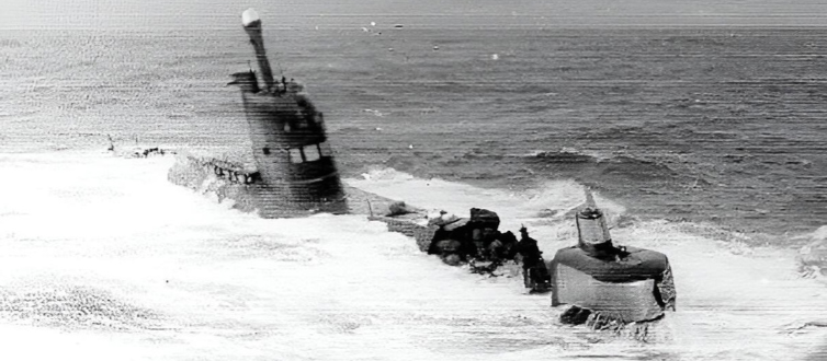 Подводная лодка Б-427 такого же 641 проекта, разломанная тропическим тайфуном. Над рубкой поднята шахта РДП.  Фото:  https://vk.com/wall-68340327_7734