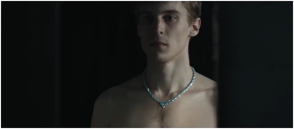 Андрей примеряет на себе миллион долларов. Скриншот из фильма.