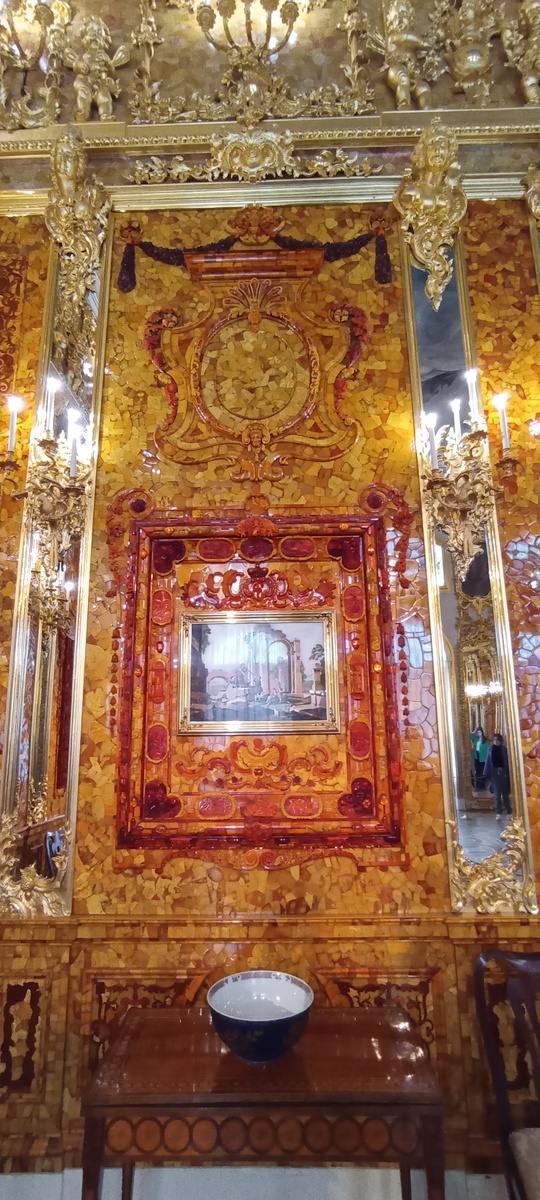 Первоначально комната имела название "Янтарный кабинет" или "Янтарная камора"