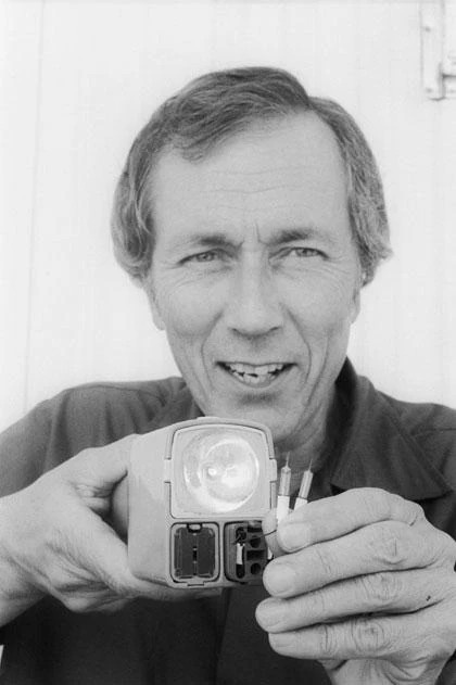 Джон "Джек" Кавер с шокером Taser TF-1